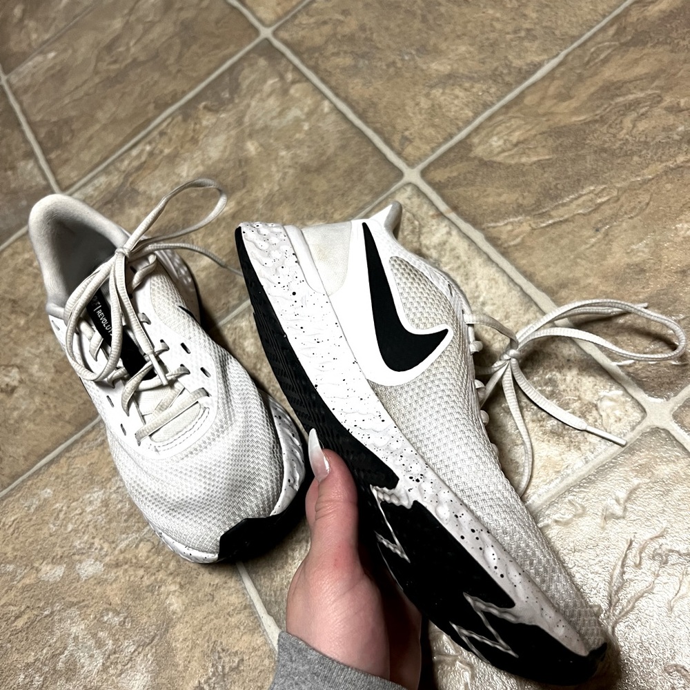 Nike women’s running shoes 7.5